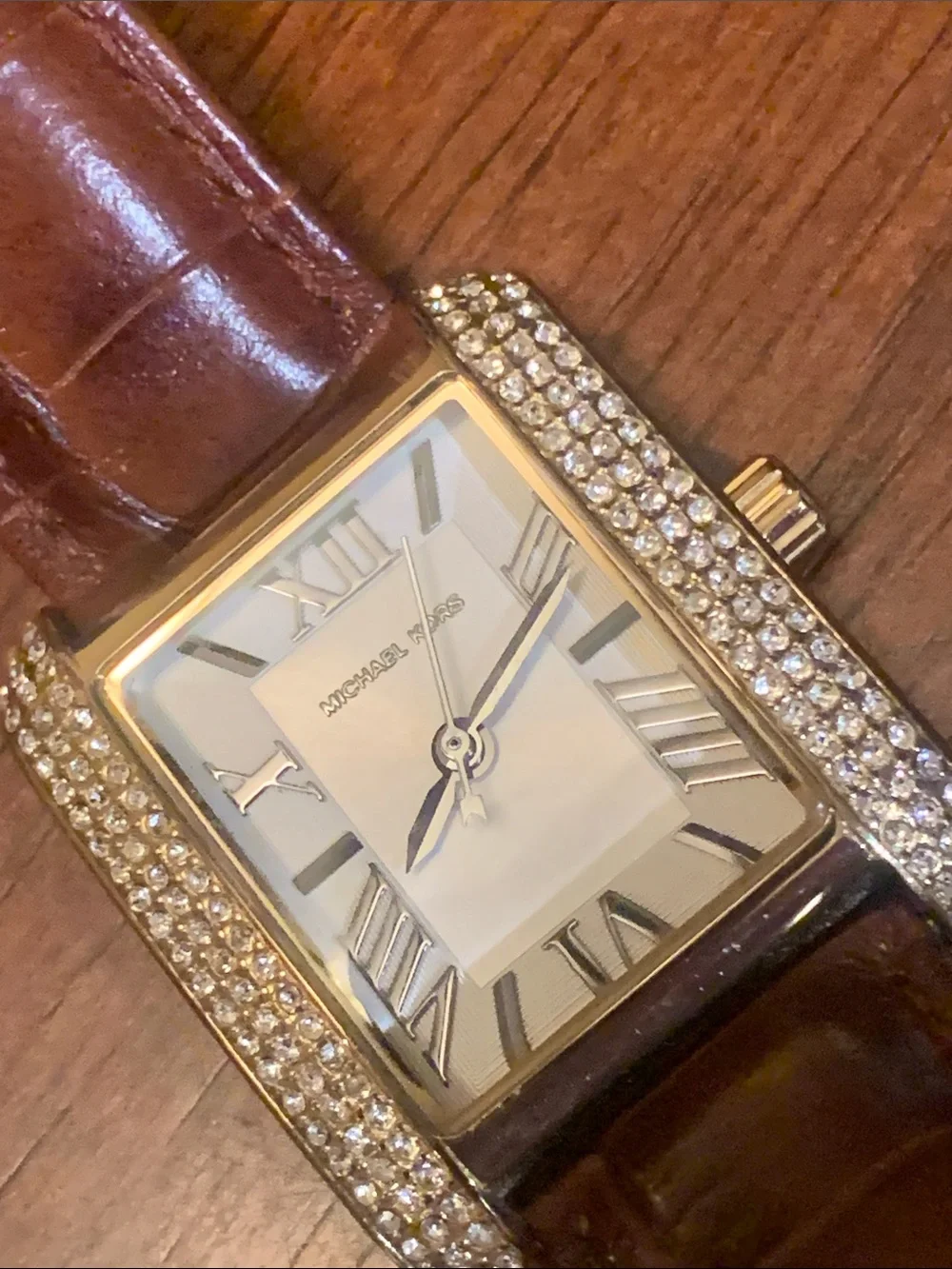 Absolutely stunning Michael Kors watch with Krystals and leather belt. Must !